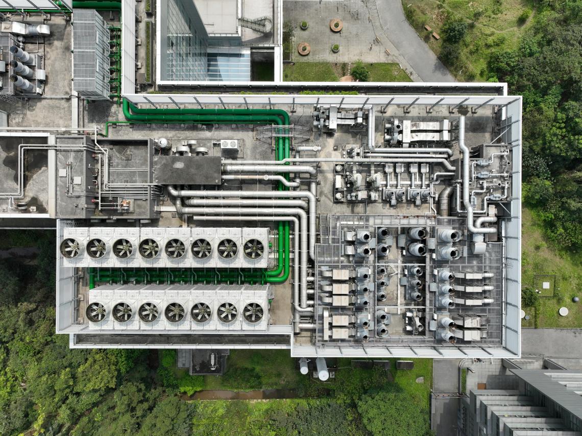 Azotea de un centro de datos con el sistema de ventilación y refrigeración al completo